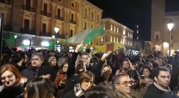 A Lecce le "sardine" del Salento: musica e slogan in piazza Sant'Oronzo
