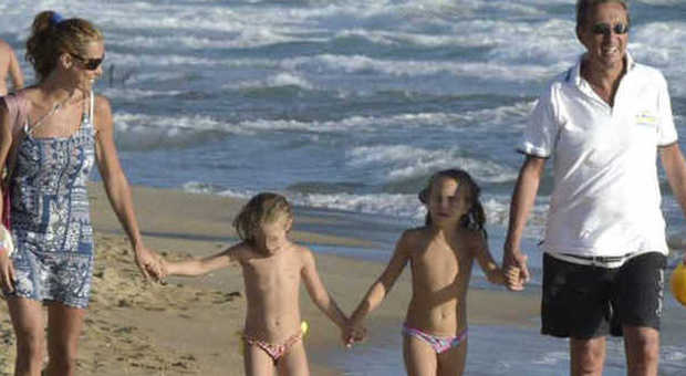 Gianfranco Fini con la famiglia in spiaggia a Sabaudia