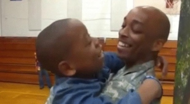 Soldato torna dalla guerra e fa una sorpresa commovente al suo figlioletto di 8 anni