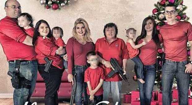La deputata Usa fa gli auguri di Natale posando insieme alla famiglia armata