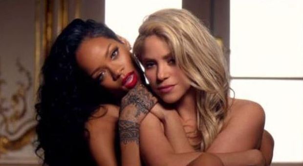 Shakira e Rihanna nel videoclip di "Can't remember to forget you"