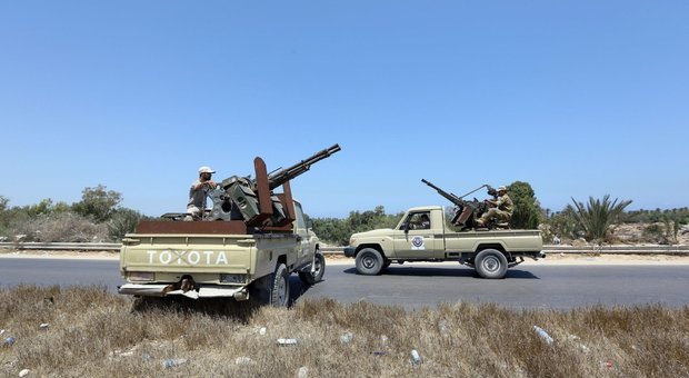 Libia nel caos, stato d'emergenza, ribelli in marcia verso Tripoli: evacuata la sede dell'ambasciata italiana