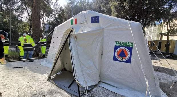 Pesaro, Marche Nord in trincea contro il Coronavirus, tende e container per sanificare gli operatori