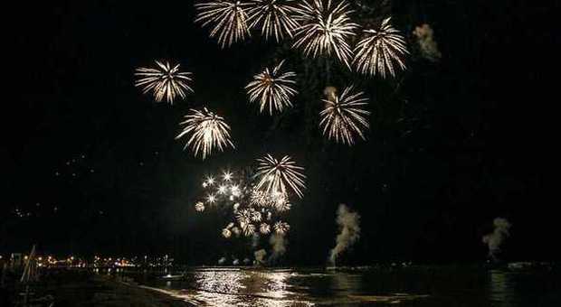 Migliaia sulla spiaggia per vedere i fuochi d'artificio