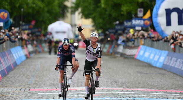 Giro d'Italia, a Gorizia trionfa Campenaerts. Domani il tappone dolomitico