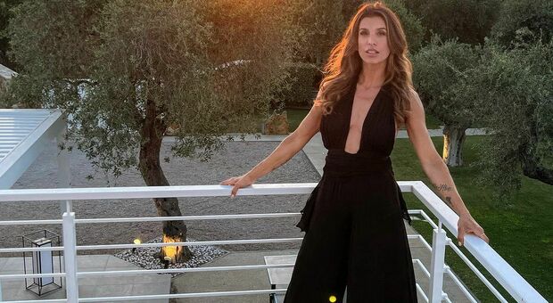 Elisabetta Canalis in vacanza ad Alghero, critiche per la villa di lusso: «Solo per ricchi». Ecco quanto costa
