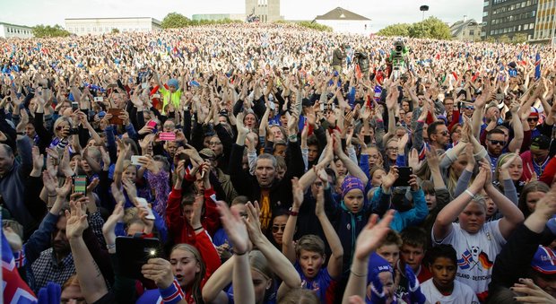 Islanda, la Nazionale torna a casa: l'accoglienza della folla alla squadra mette i brividi