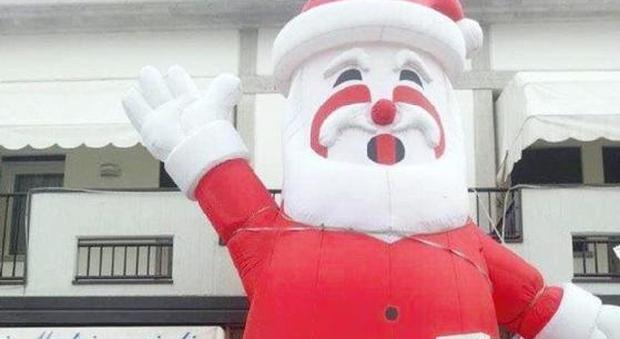 Chi ha “rapito” il maxi Babbo Natale? Alto 7 metri, è sparito nella notte