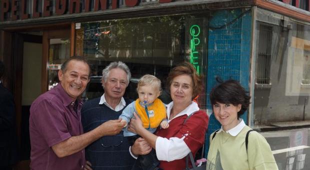 Sisto Malaspina, il primo a sinistra, con Ennio Lombardi e la sua famiglia