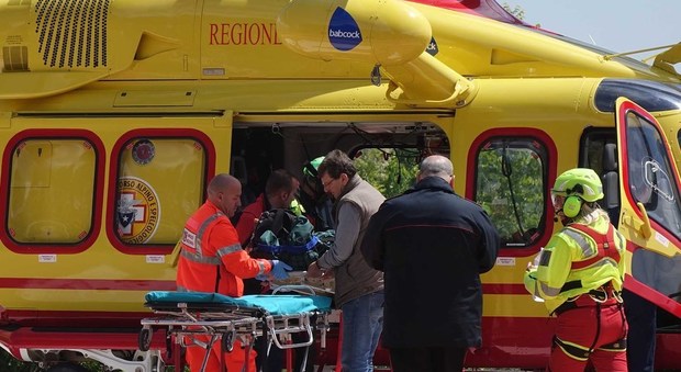 Bergamo, incidente tra due auto: grave un ragazzo di 28 anni trasportato in elicottero a Milano