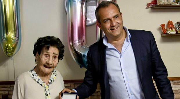 Napoli, nonnina compie 110 anni festeggia con de Magistris nel suo «basso»