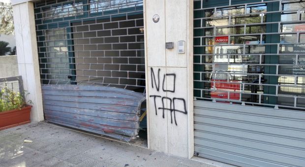 Bomba carta contro la sede di Adecco, sui muri la scritta "No Tap"