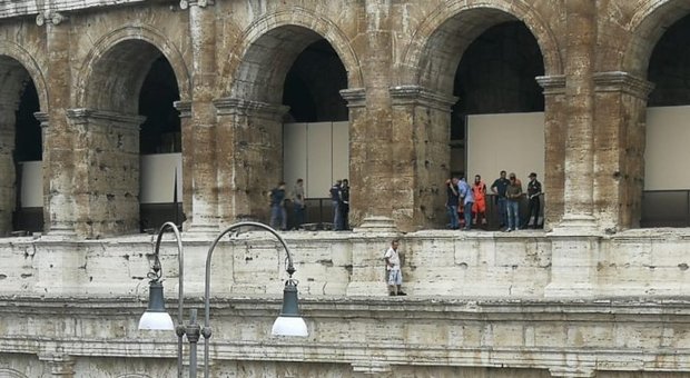 Colosseo, uomo minaccia di buttarsi giù: è il titolare di un'agenzia turistica Video