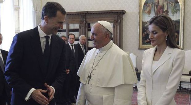 Reali di Spagna, il debutto al Vaticano. Letizia in tailleur bianco (senza velo)