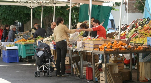 Coronavirus, fase 2: riaprono i mercati di frutta, verdura e pesce. Il sindaco: «Solo per chi abita lì vicino»