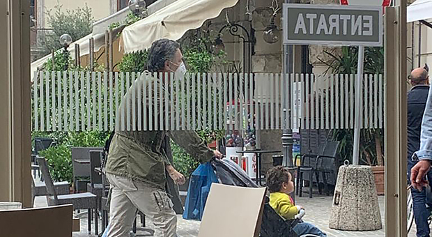 Raoul Bova e la moglie a Rieti, caffé in piazza e shopping in via Roma