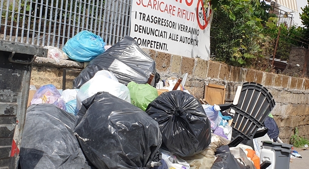 Sciopero e ritardi nella raccolta, a Napoli tornano i cumuli di rifiuti