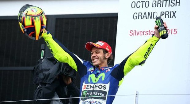 Valentino Rossi capolavoro a Silverstone Fantastica tripletta, podio tutto italiano