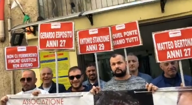 Flash mob dei marittimi per Genova: «Sapevano tutto: verità sul crollo»