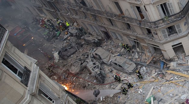 Parigi, palazzo esploso: quarta vittima ritrovata sotto alle macerie
