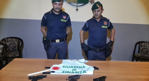 Napoli, tre pistole e 48 cartucce sequestrate nel lotto Zero di Ponticelli