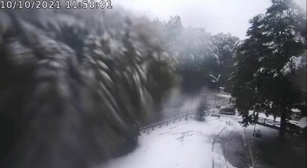 Primi fiocchi di neve sulla Campania: il Matese imbiancato a ottobre