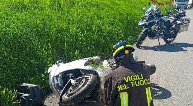 La gita in moto finisce in tragedia: due amici si scontrano, un morto
