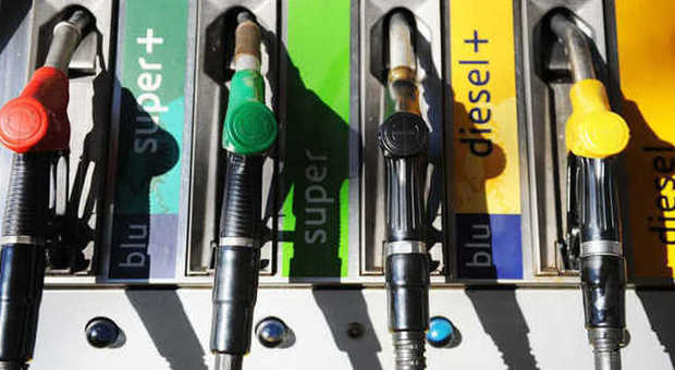 Carburanti, protestano i consumatori: rincari troppo cari rispetto al greggio