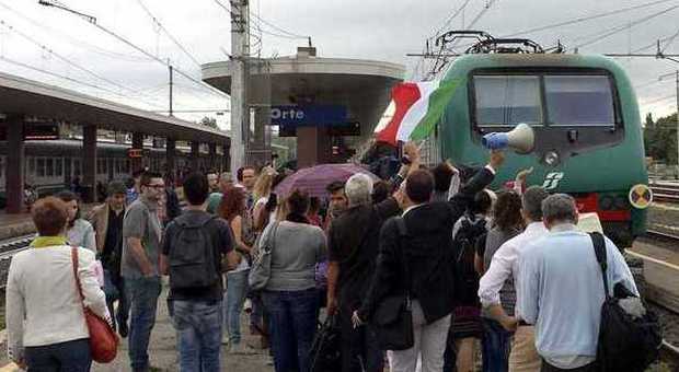 I pendolari bloccano il treno Perugia-Roma alla stazione di Orte