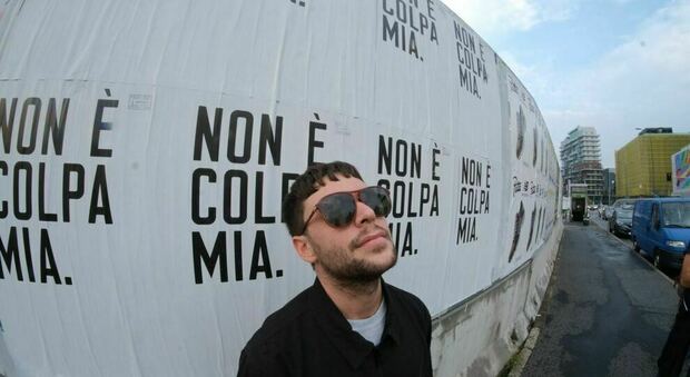 «Non è colpa mia», svelato il mistero delle affissioni a Roma e Milano: è opera di Gazzelle