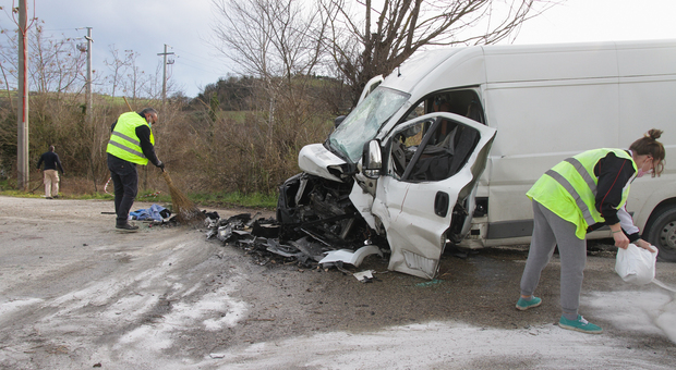 Tremendo frontale tra un'auto e un furgone: tre feriti, due soccorsi d'urgenza dalle eliambulanze