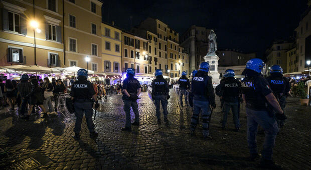 Roma, movida violenta: lanci di bottiglie e cariche della polizia a Campo dei Fiori