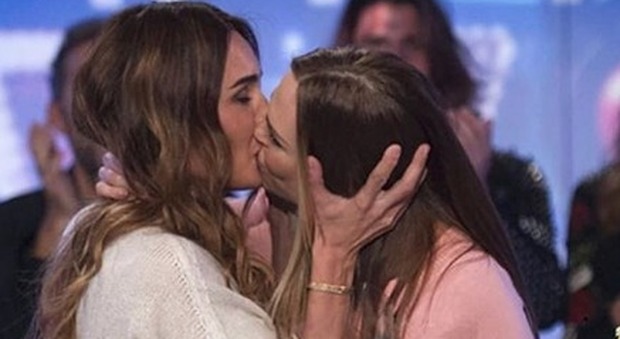 Ilary Blasi e Silvia Toffanin, bacio saffico alla reunion del Gf Vip. Boom di like su Instagram
