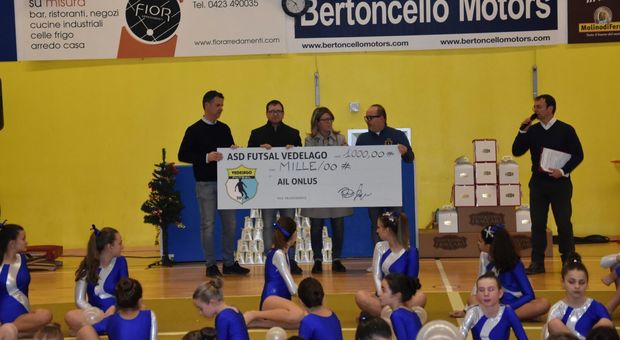 La consegna dell'assegno del Futsal Vedelago all'Ail di Padova