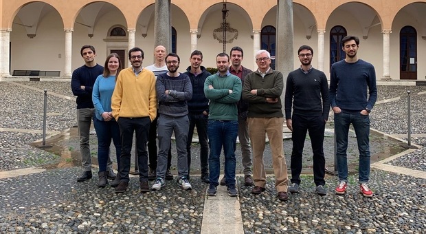 Il team dei giovani ricercatori de La Sapienza con il professor Iess