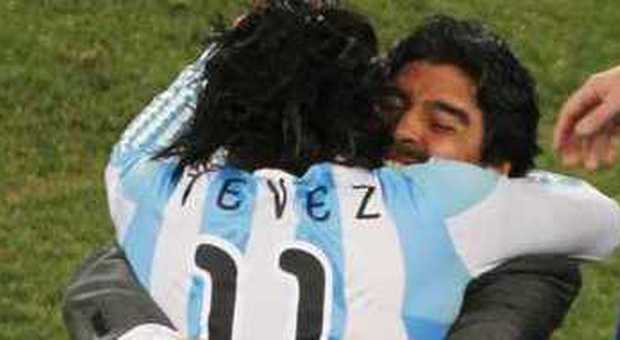 Maradona abbraccia Tevez: Argentina nei quarti