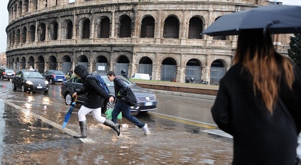 Bomba d'acqua su Roma, strade allagate e traffico in tilt