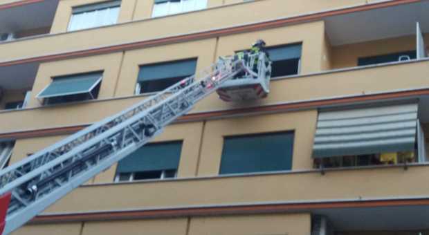 Roma, tenta il suicidio dal quarto piano di un palazzo, salvato dai pompieri sotto lo sguardo dei residenti