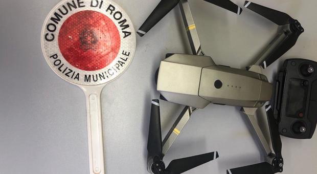 Fa volare un drone sul Foro Traiano: turista denunciato, i vigili gli hanno spiegato tutto in russo