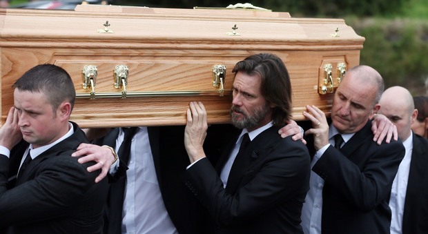 Jim Carrey nel giorno del funerale della sua ex fidanzata Cathriona White