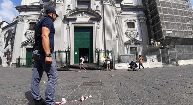 Notte di terrore nel cuore di Napoli: doppia stesa di camorra, ritrovati bossoli davanti alla chiesa