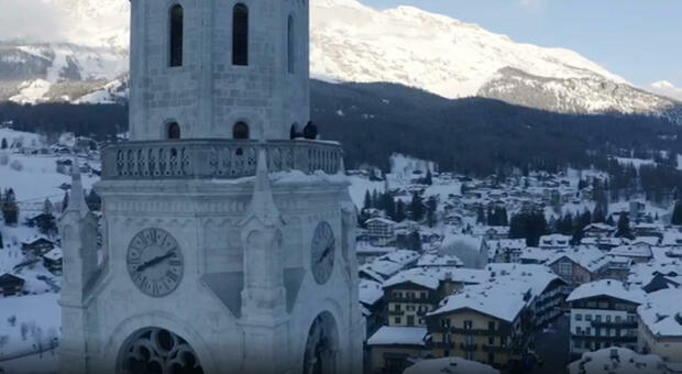 Mondiali di sci: tiratori scelti sorvegliano la città dall'alto del campanile