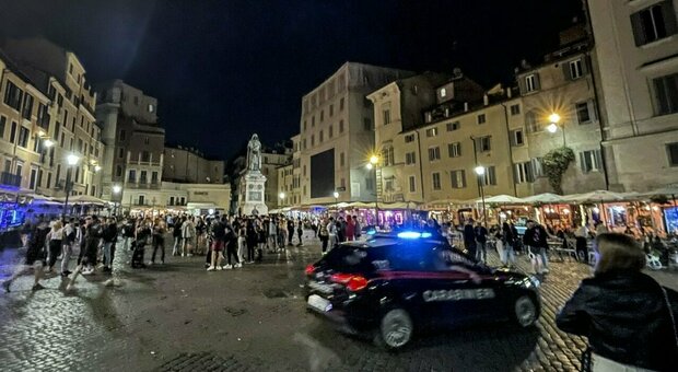 Movida, notte di follia a Roma: risse e lanci di bottiglie contro le forze dell'ordine in centro