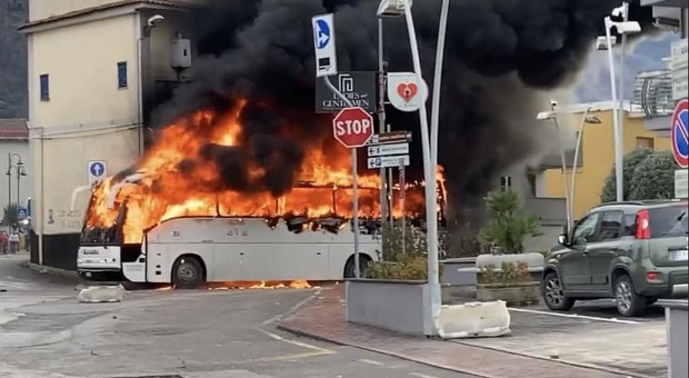 Il bus dei tifosi incendiati