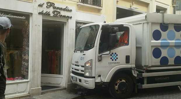 Tragedia sfiorata a Treviso, camioncino dei rifiuti "corre" senza l'autista e finisce contro la vetrina de "Il paradiso delle donne"