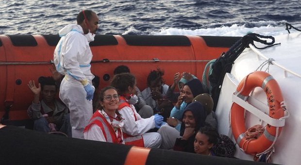 Open Arms, sì allo sbarco a Lampedusa di altri 4 migranti: «A bordo fanno i bisogni dove mangiano»
