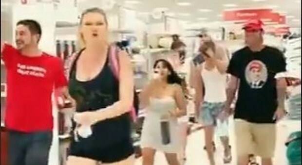 Covid, irruzione di negazionisti al supermercato: «Toglietevi la mascherina! Gettatela via!» VIDEO