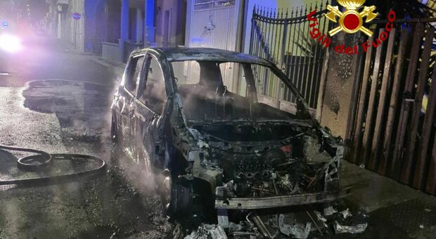 Incendio nella notte: le fiamme distruggono un'altra auto nel Salento