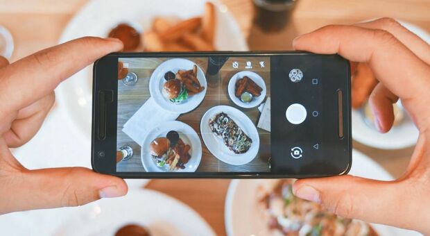 Dolomiti Hub lancia la sfida: da noi a cena senza telefoni. E chi aderisce, paga di meno. Ecco come funziona il progetto