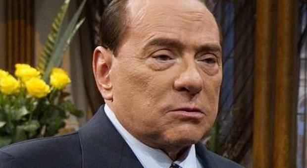 Berlusconi, i medici cauti ma lui già scherza con l'infermiera Cristina: «L'assumiamo a Telecinco»
